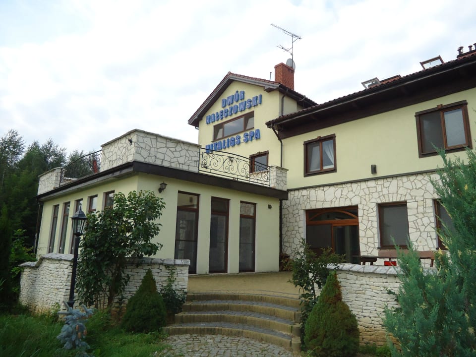 Widok od strony ogrodu Dwór Nałęczowski Vitaligs SPA