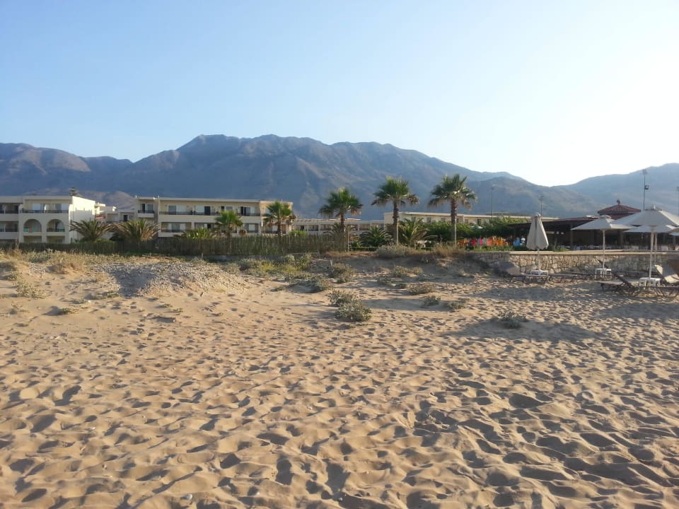 Sandstrand mit Blick auf Vantaris Palace Vantaris Palace