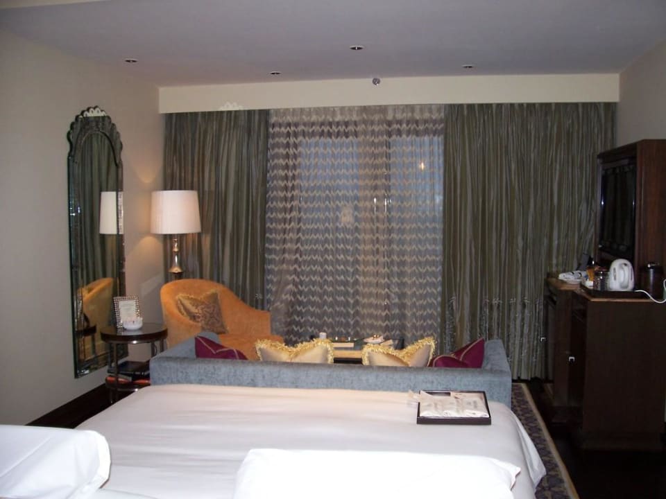 Blick über das Bett zum Balkon The Leela Palace Udaipur