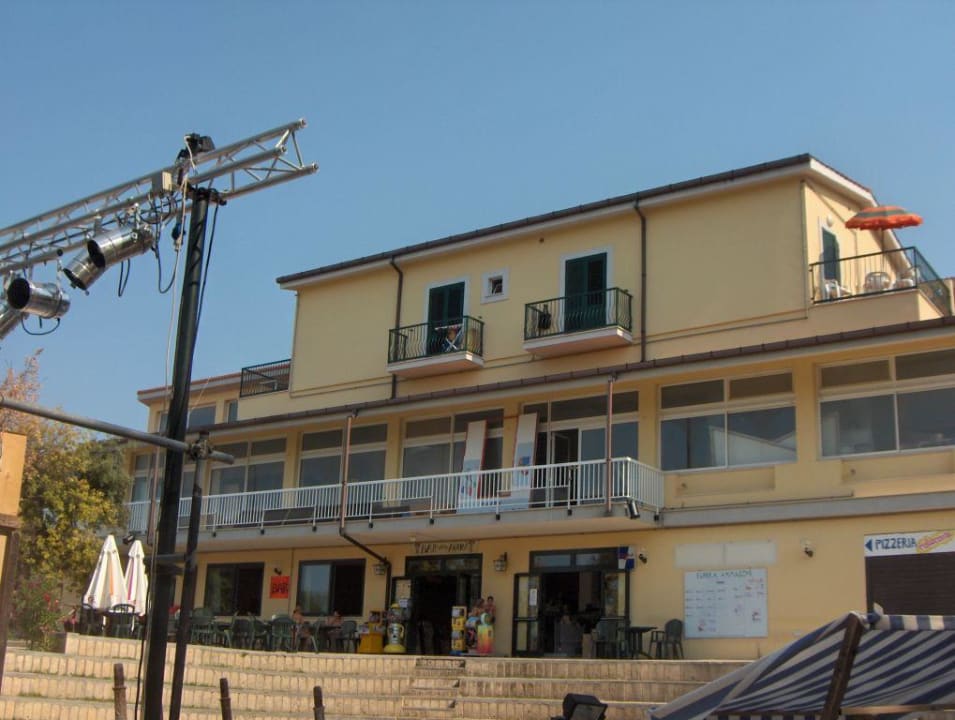 Look at the bar and pizzeria area Baia Degli Aranci Suite & Apartments