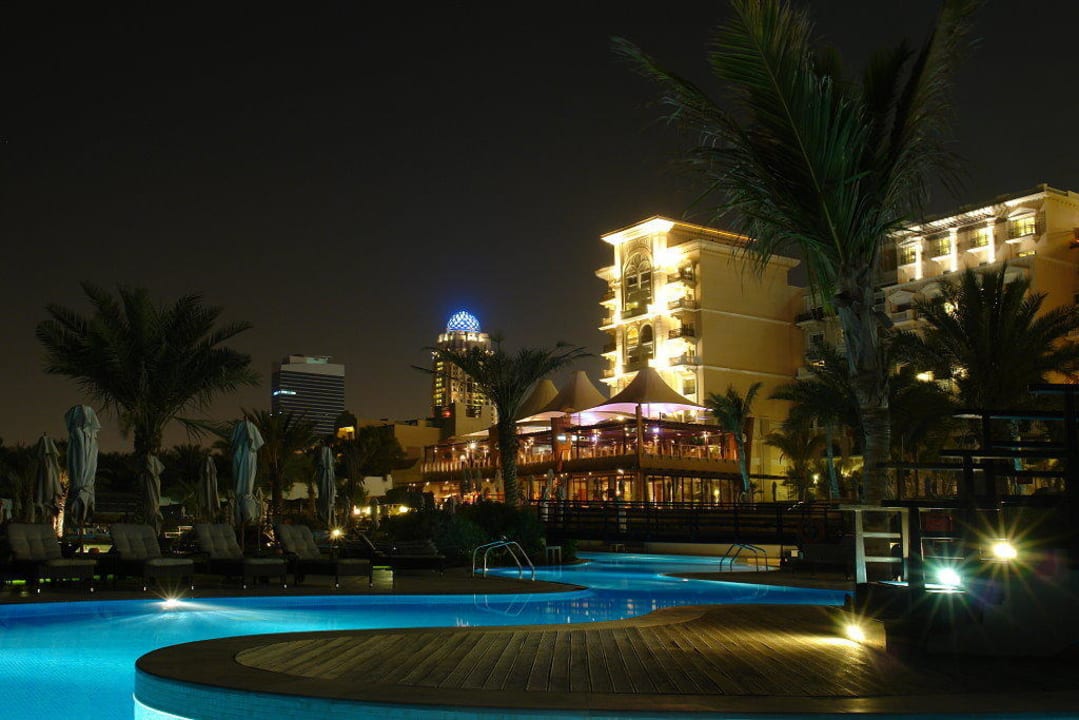 Pool/Hotel bei Nacht The Westin Dubai Mina Seyahi Beach Resort & Marina