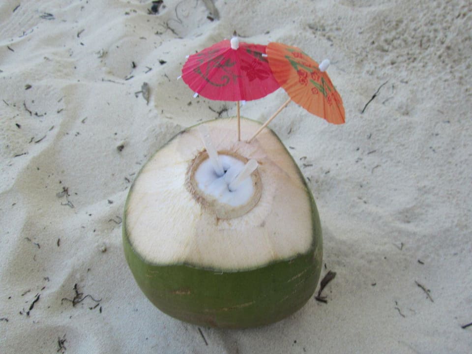 So verwöhnt wird man am Strand von der Strandbar Hotel Grand Palladium Palace Resort, Spa & Casino