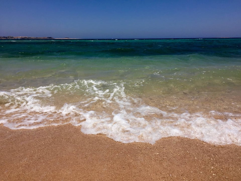 Sehr schöner Strand mit kleinen Riffs Baron Palace Sahl Hasheesh