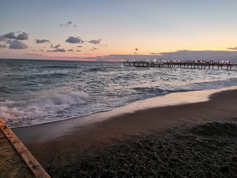 Strand Saturn Palace Resort Hotel