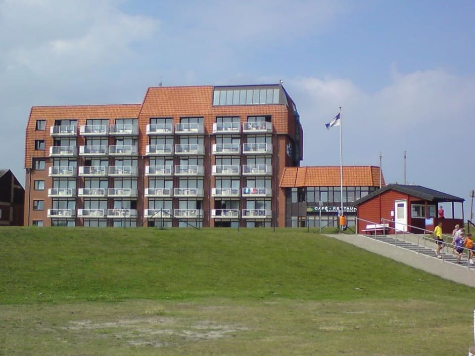 Blick vom Strand aus Upstalsboom Hotel am Strand
