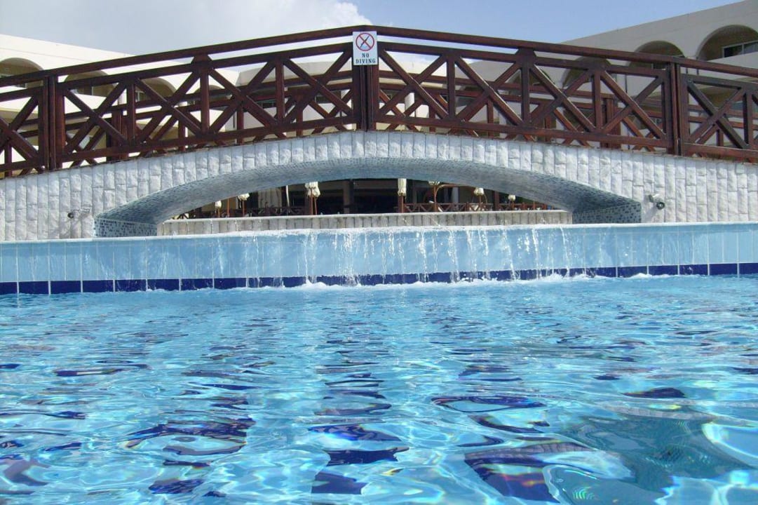 kleiner Wasserfall am neuen Pool Hotel Kalithea Horizon Royal