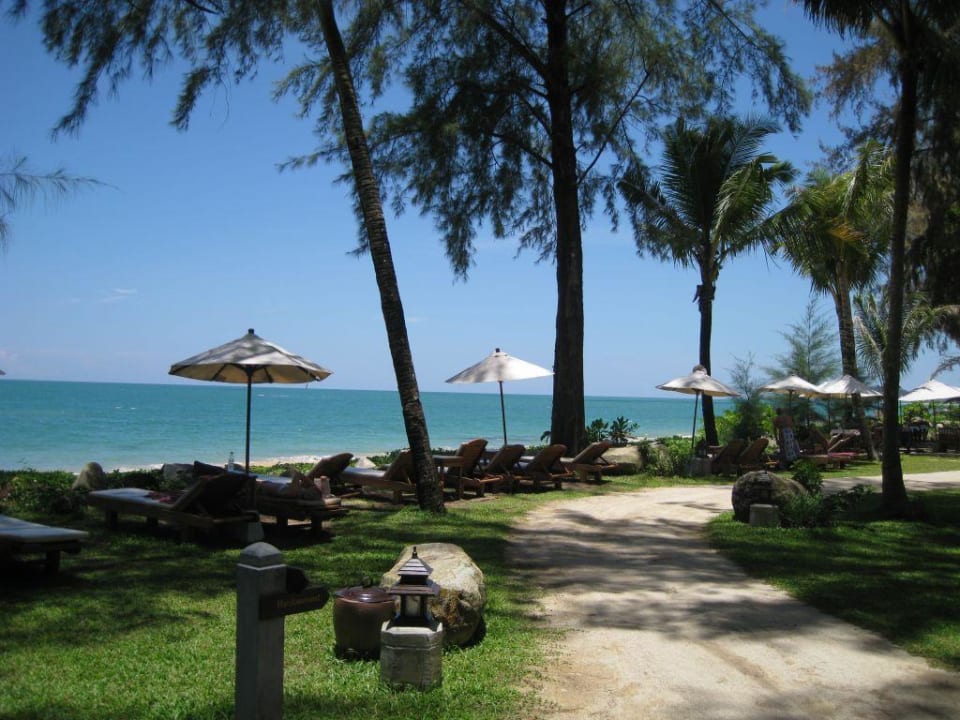 Blick auf die Liegen am Strand Moracea by Khao Lak Resort