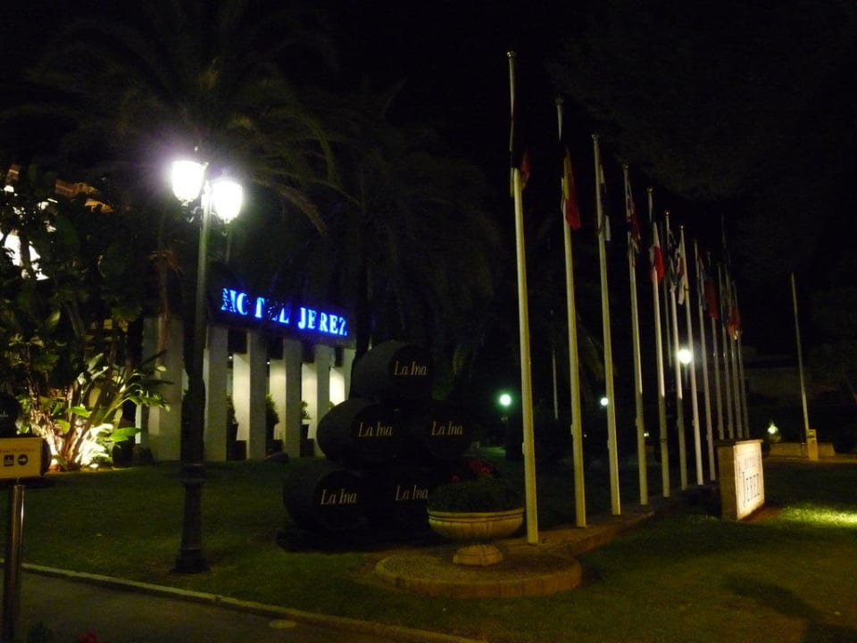 Hoteleinfahrt bei Nacht Hotel Jerez & Spa