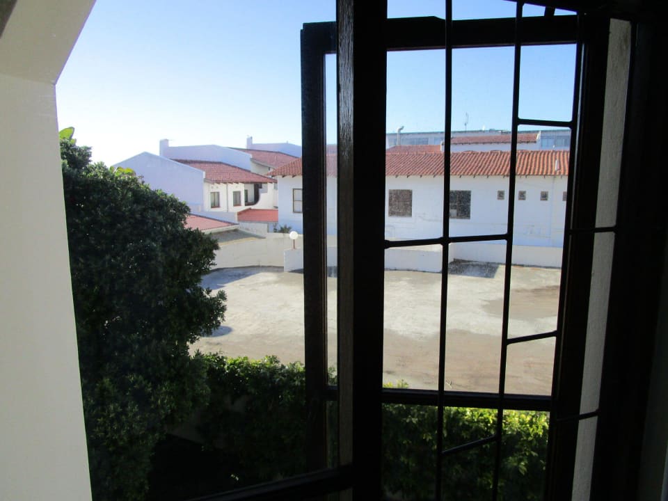 Hinterhof mit Parkdeck The Bayview Hotel