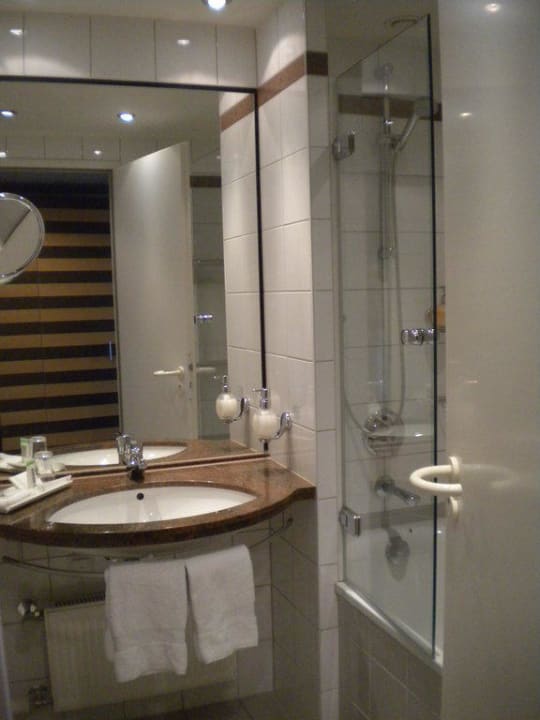 Badezimmer Lindner Hotel Leverkusen BayArena, part of JdV by Hyatt