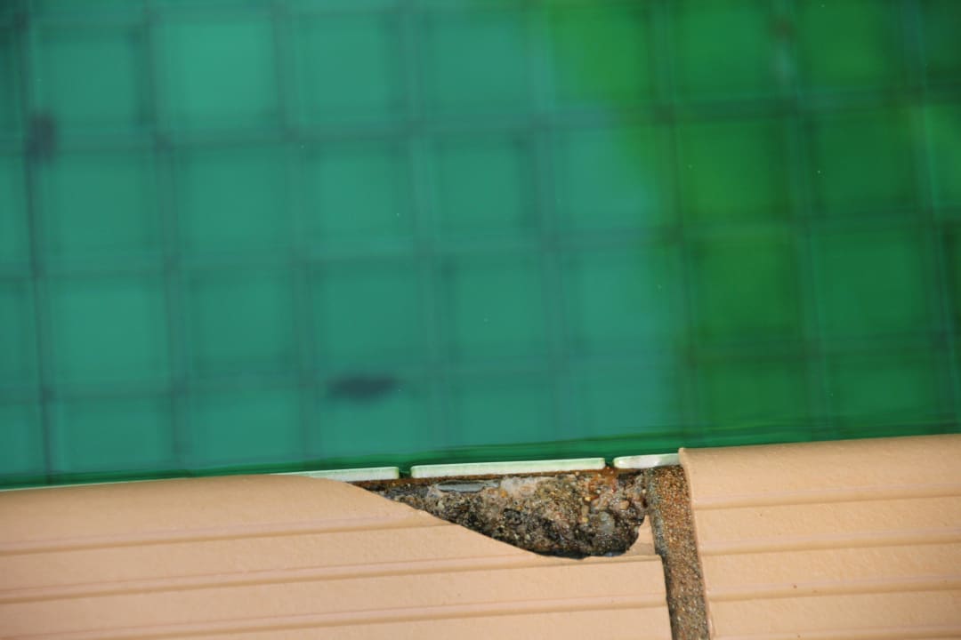 Defekte Fliesen am Poolrand Hotel The Kabiki