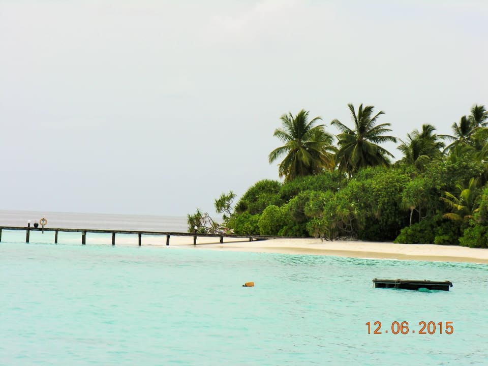 Blick vom Wasserbungalow auf den Strank Angaga Island Resort