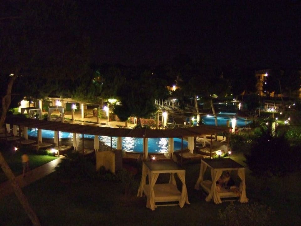 Blick auf Gartenanlage bei Nacht Zafiro Mallorca
