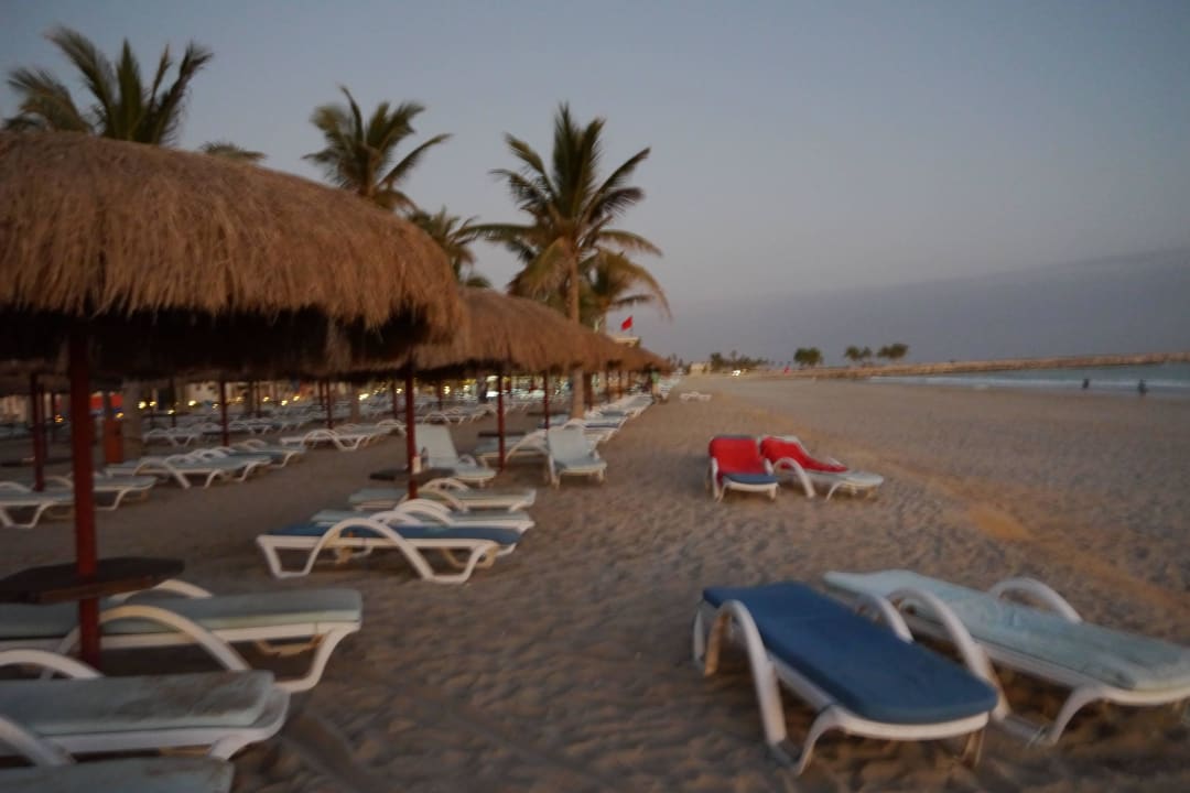Liegen in drei Reihen Salalah Rotana Resort