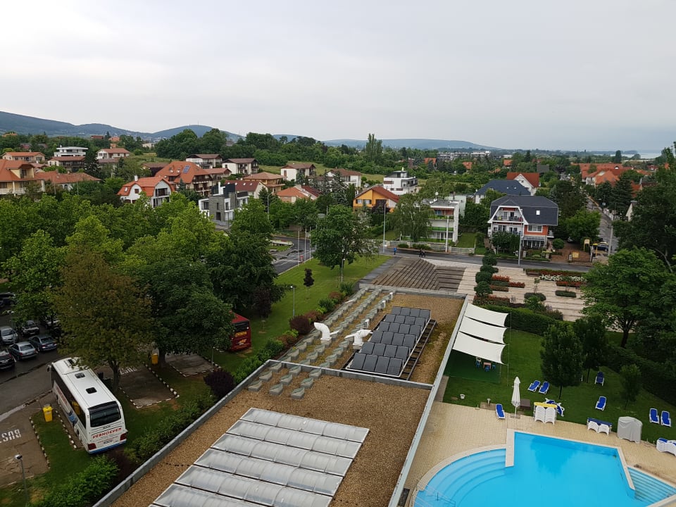 Ausblick Richtung Parkplatz / Außenpool Danubius Hotel Annabella