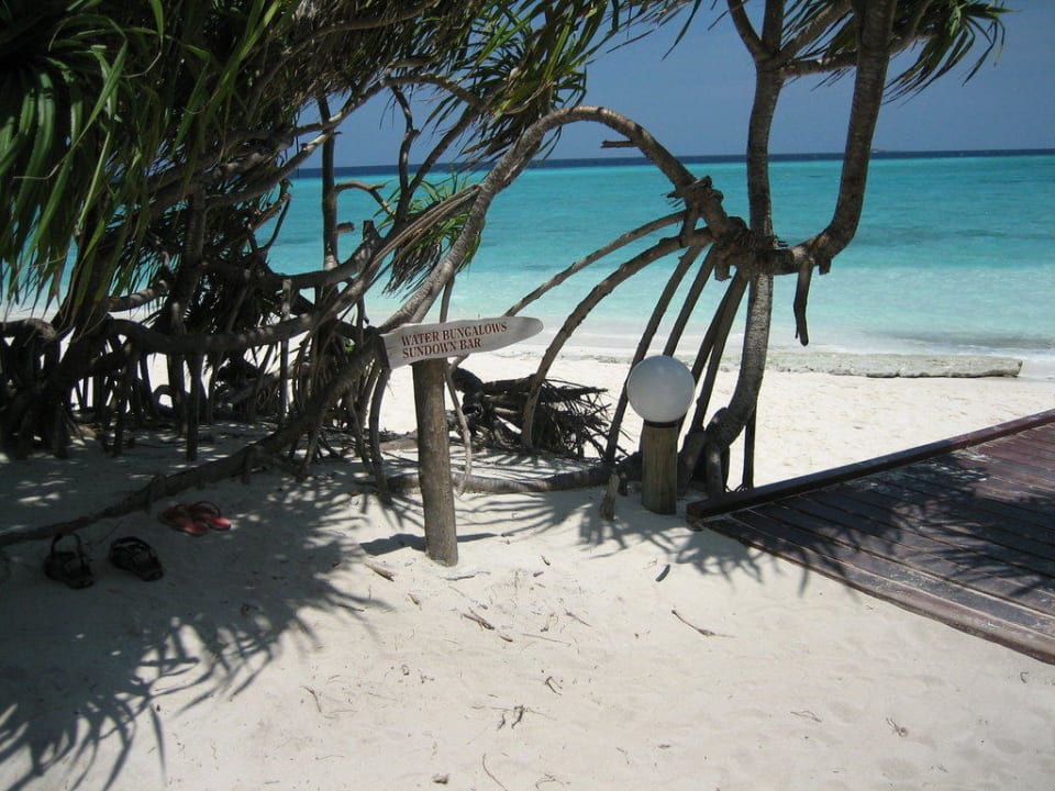 Weg zu den Wasserbungalows Angaga Island Resort