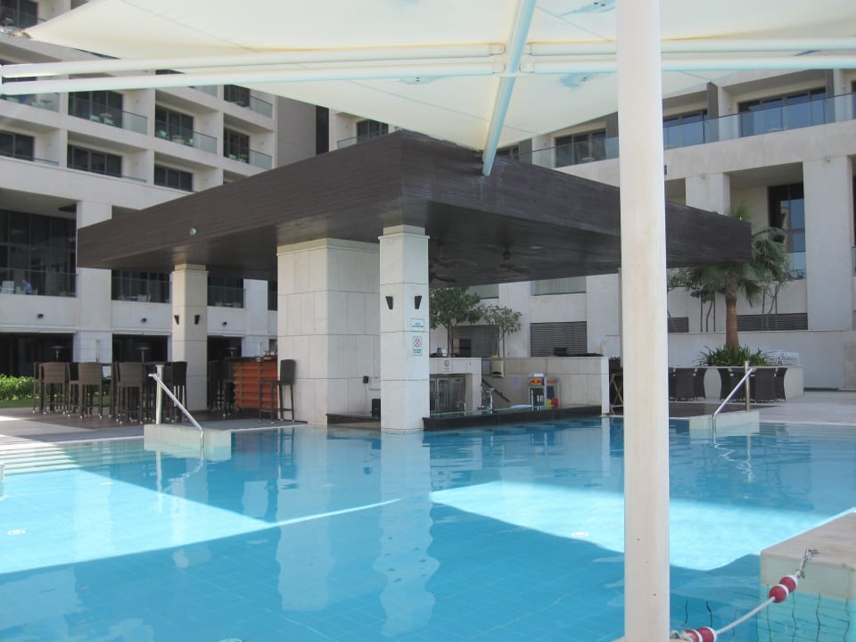 Pool mit Poolbar Crowne Plaza Hotel Yas Island