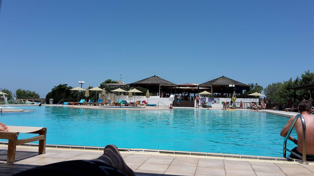 Badeschuhe mitnehmen wegen Seeigel. Oder eben Pool Apollonia Beach Resort & Spa