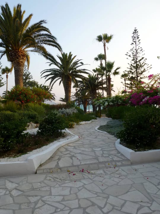 Abenspatziergang durch die Anlage Hara Nissi Beach