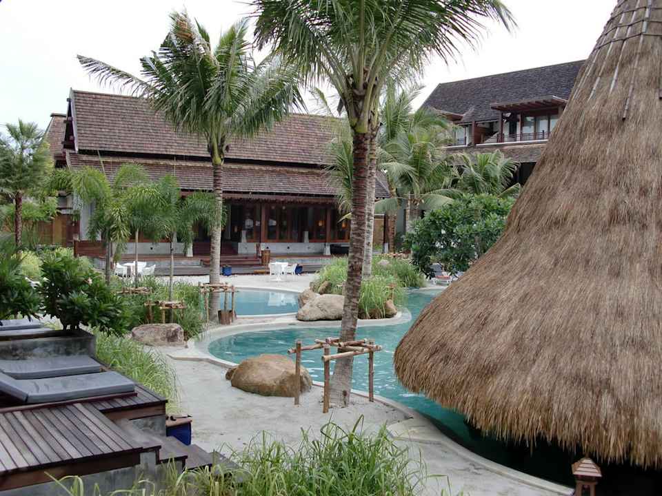Poolbar im Vordergrund Hotel Mai Samui Beach Resort & Spa
