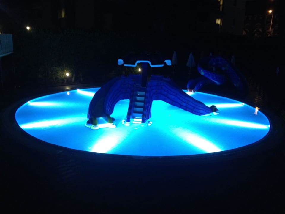 Kinderpool mit Abendbeleuchtung  Hane Family Resort