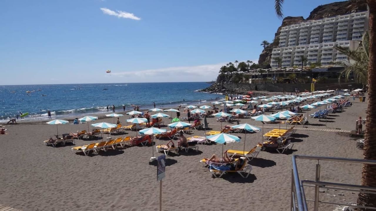 Trotz April sehr heißer Sand LIVVO Costa Taurito