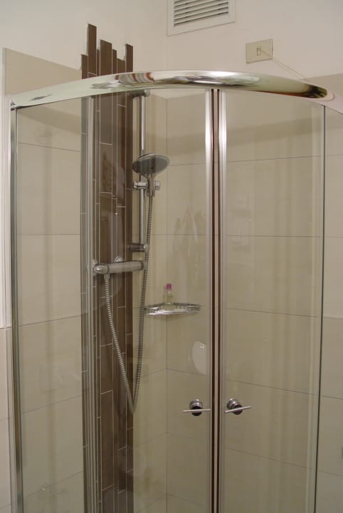 Dusche in Badezimmer Suite Hotel Elite