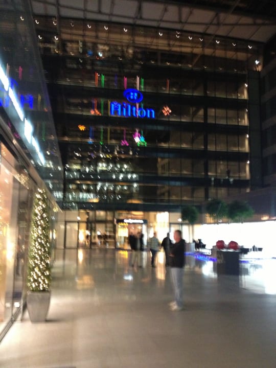 Von aussen im Flughafengebäude Hilton Frankfurt Airport