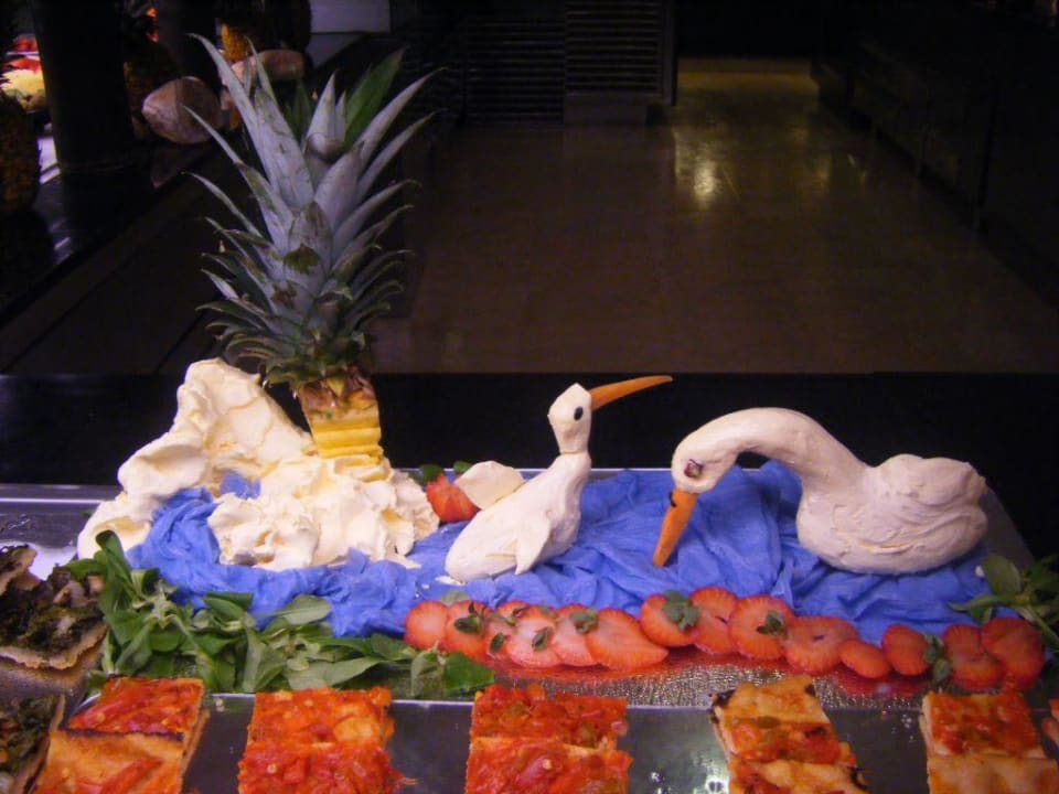 schöne Dekoration am Buffet Iberostar Waves Playa de Muro