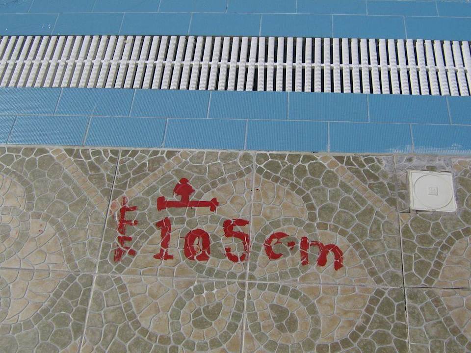 Tiefenbeschriftung am Pool Happy Life Village