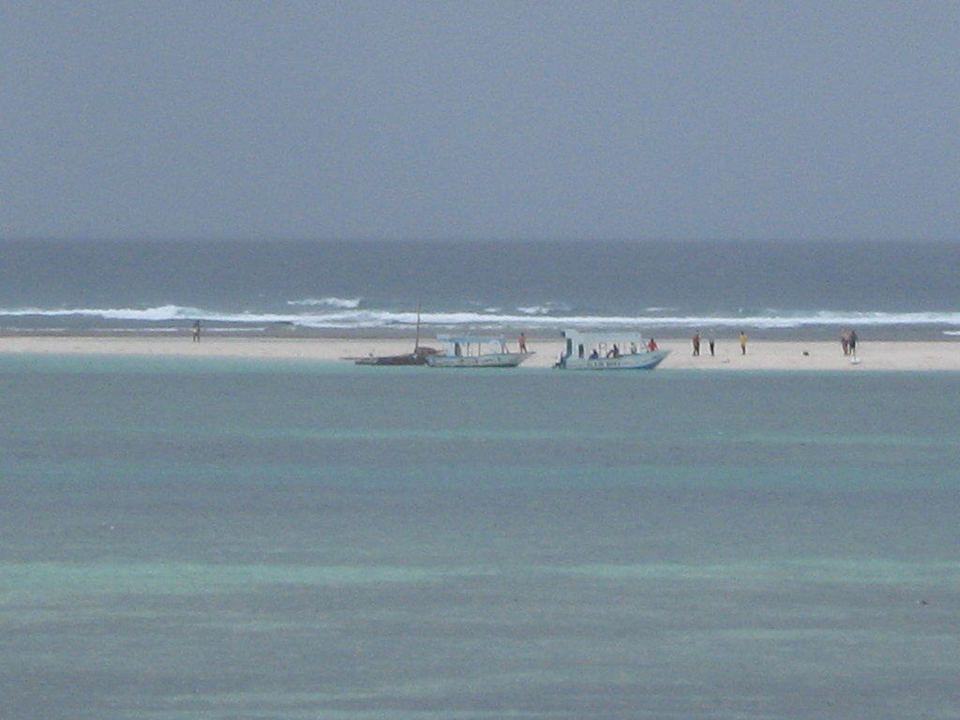 Man sieht bei Ebbe das Riff im Ozean Baobab Beach Resort & Spa