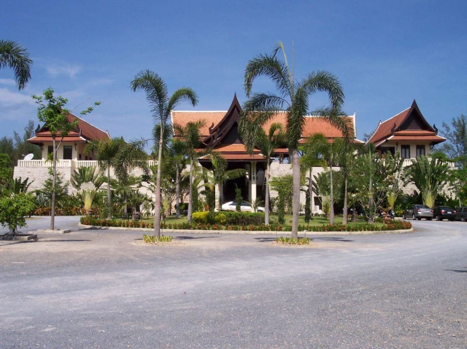 Aussenansicht Hotel Outrigger Khao Lak Beach Resort