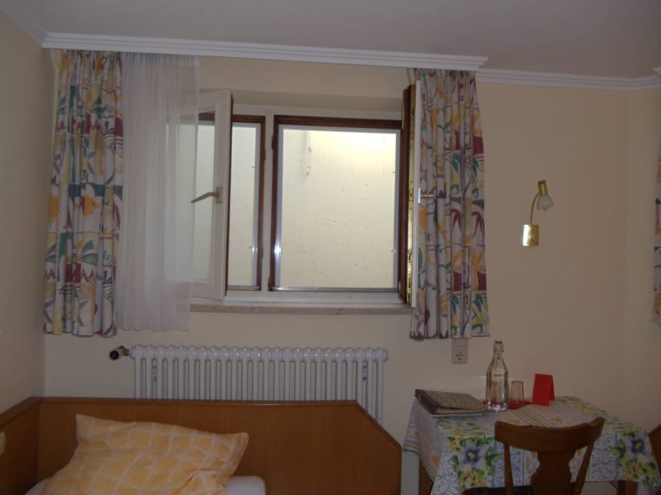 "Das Zimmer im Keller ohne Sicht nach draussen" Hotel Plankl (Altötting