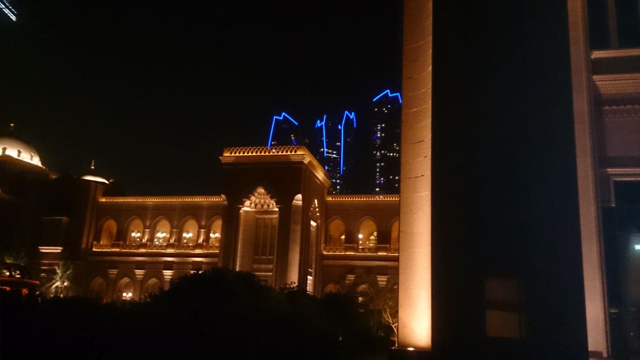 Bei Nacht auch magisch anzusehen Emirates Palace Mandarin Oriental