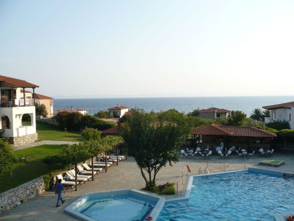 Ausblick vom Haupthaus auf Pool und Meer Hotel Toroneos