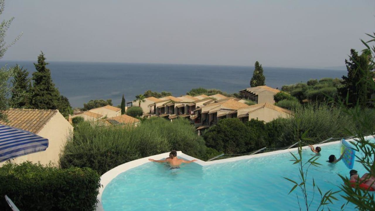 Blick vom Hauptpool aufs Meer Aeolos Beach Resort
