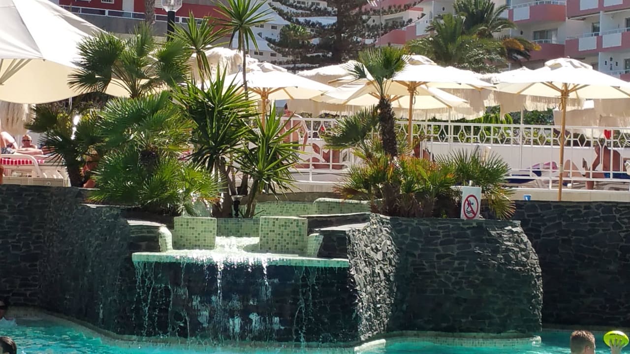 Wasserfall am Pool Seaside Hotel Sandy Beach