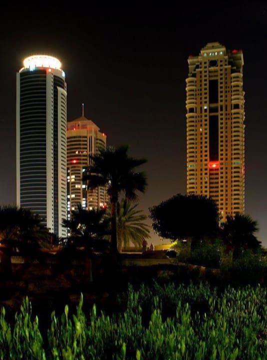 Skyline am Jumeirah Beach bei Nacht Le Meridien Mina Seyahi Beach Resort & Waterpark
