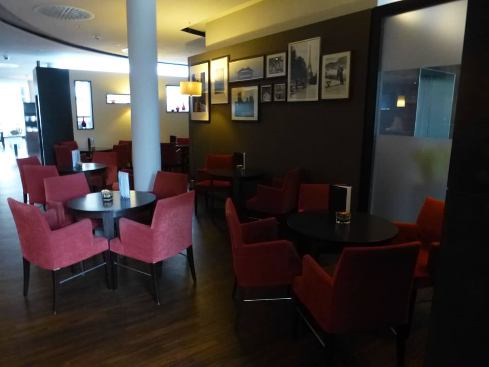 Sitzmöglichkeiten vor der Bar NH Frankfurt Airport West