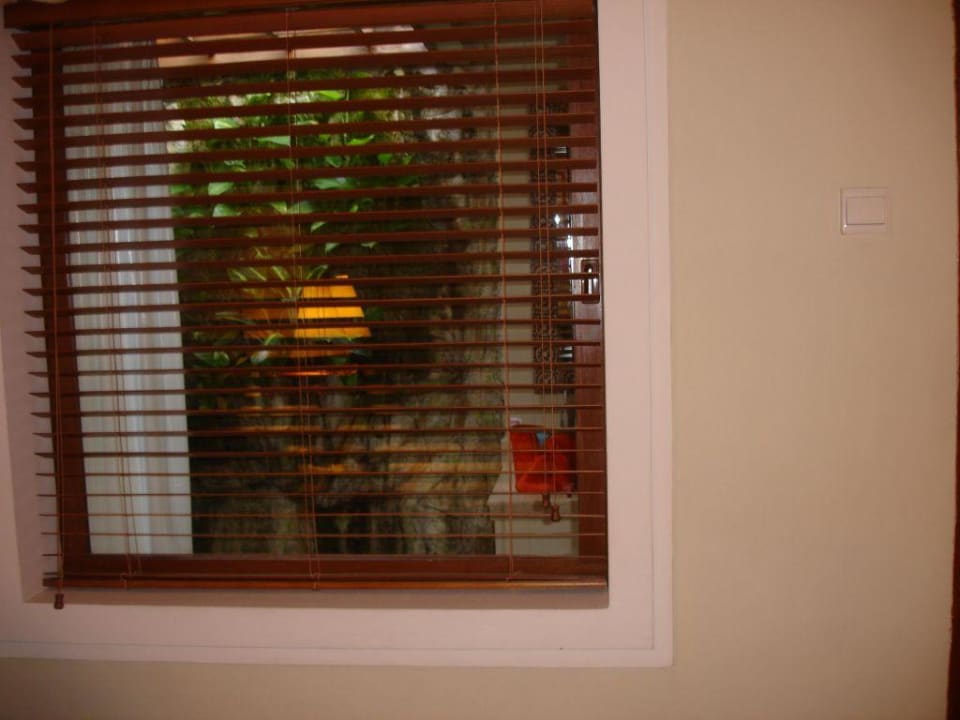 Blick vom Bett aufs Fenster zum Bad Bali Mandira Beach Resort & Spa