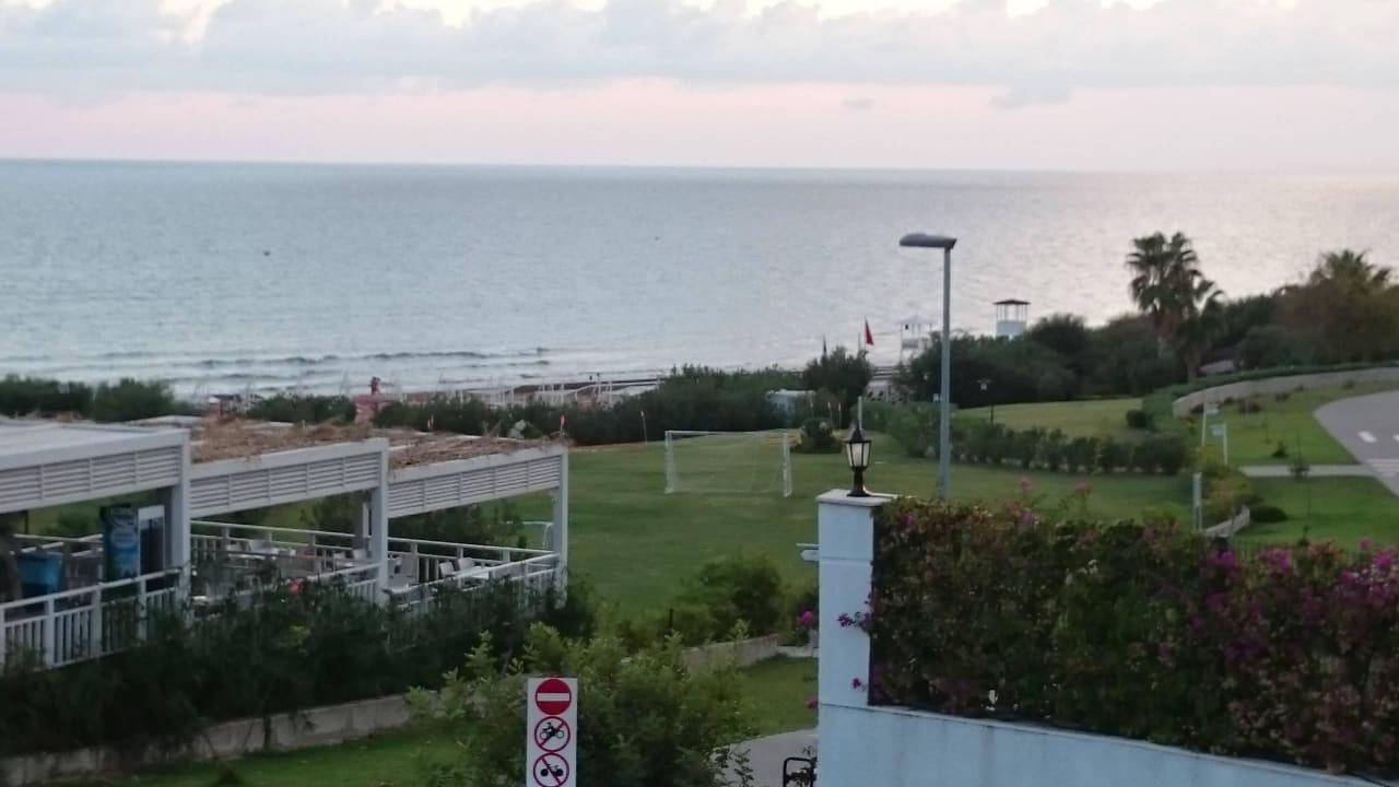 Weg zum Strand Alba Queen Hotel