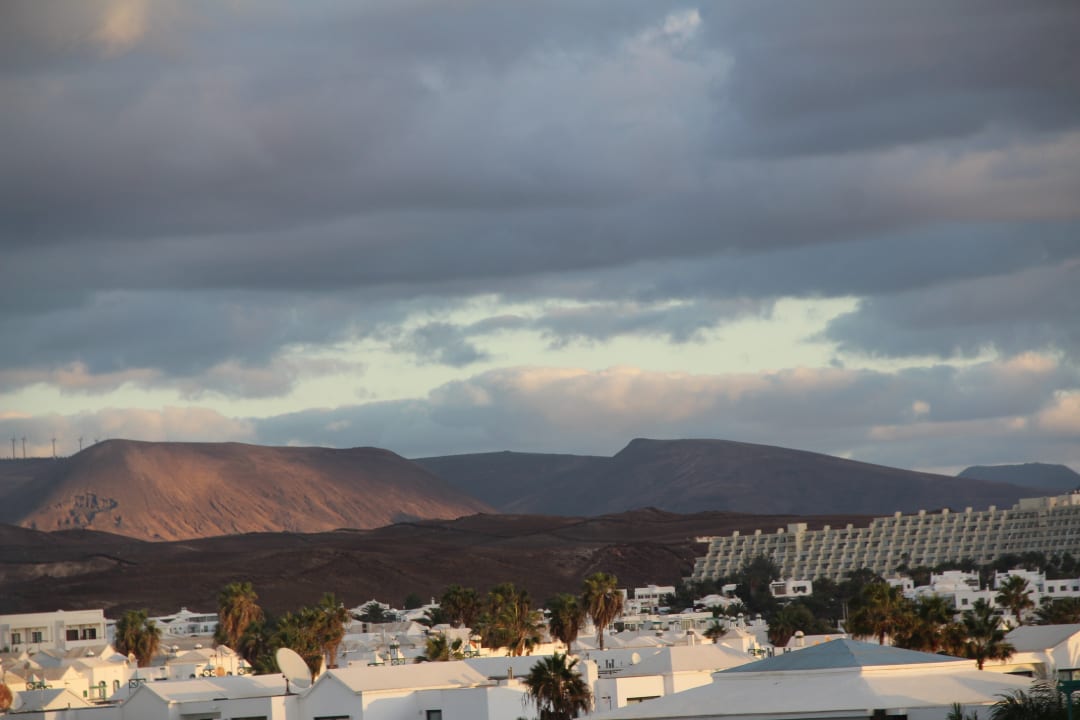 Ein Blick zur den Vulkanlandschaft Costa Teguise Hotel Grand Teguise Playa
