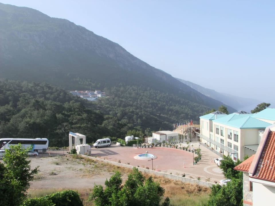 Vor dem Hotel Orka Sunlife Resort & Spa