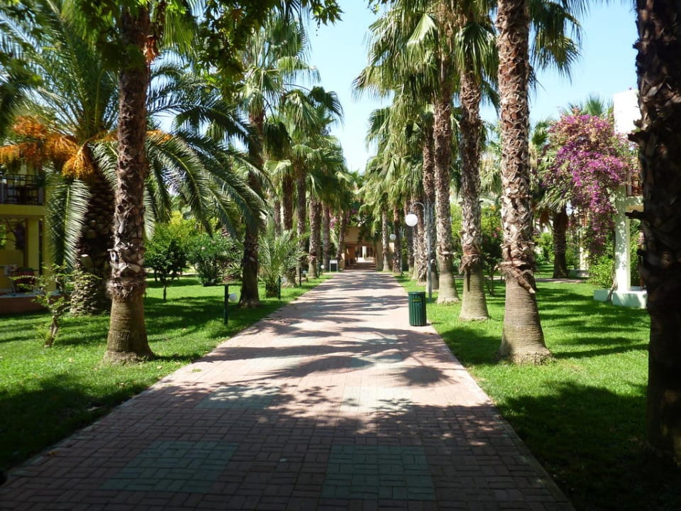Hauptweg der Hotelanlage VONRESORT Golden Beach