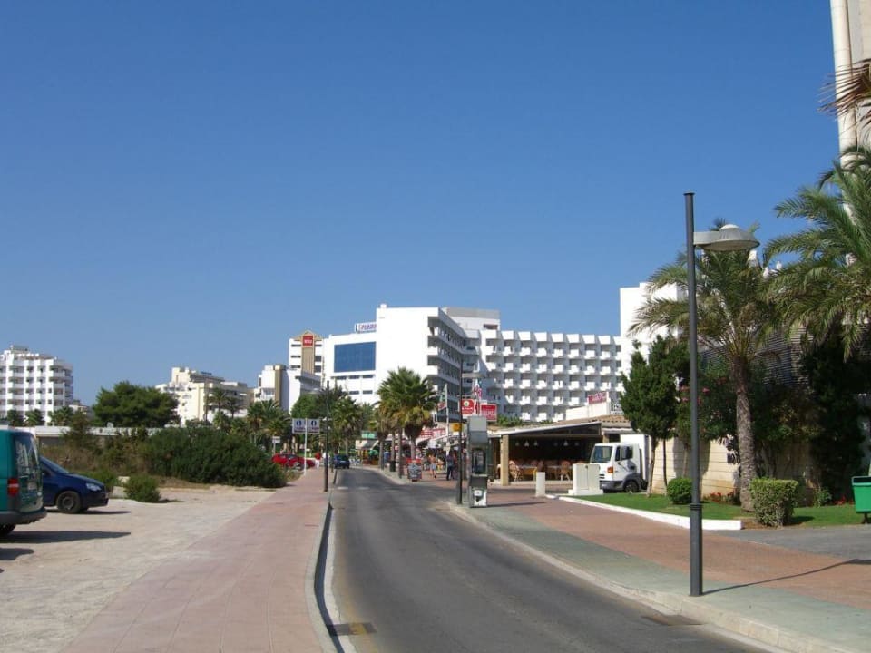 Straße vorm Hotel allsun Hotel Sumba