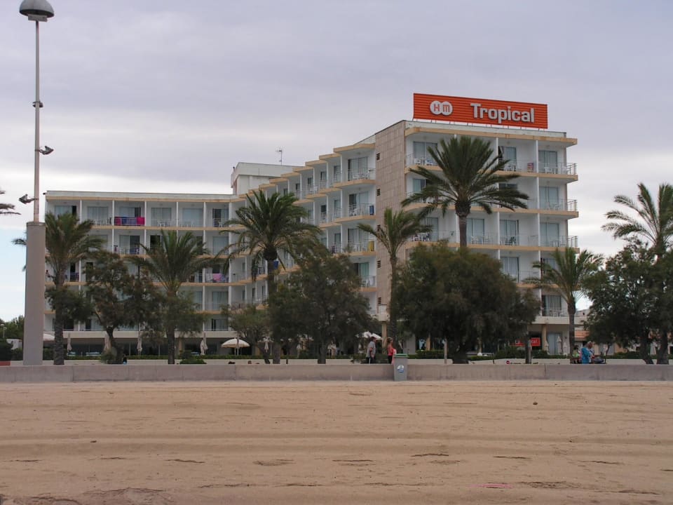 Blick auf das Hotel vom Strand aus HM Tropical