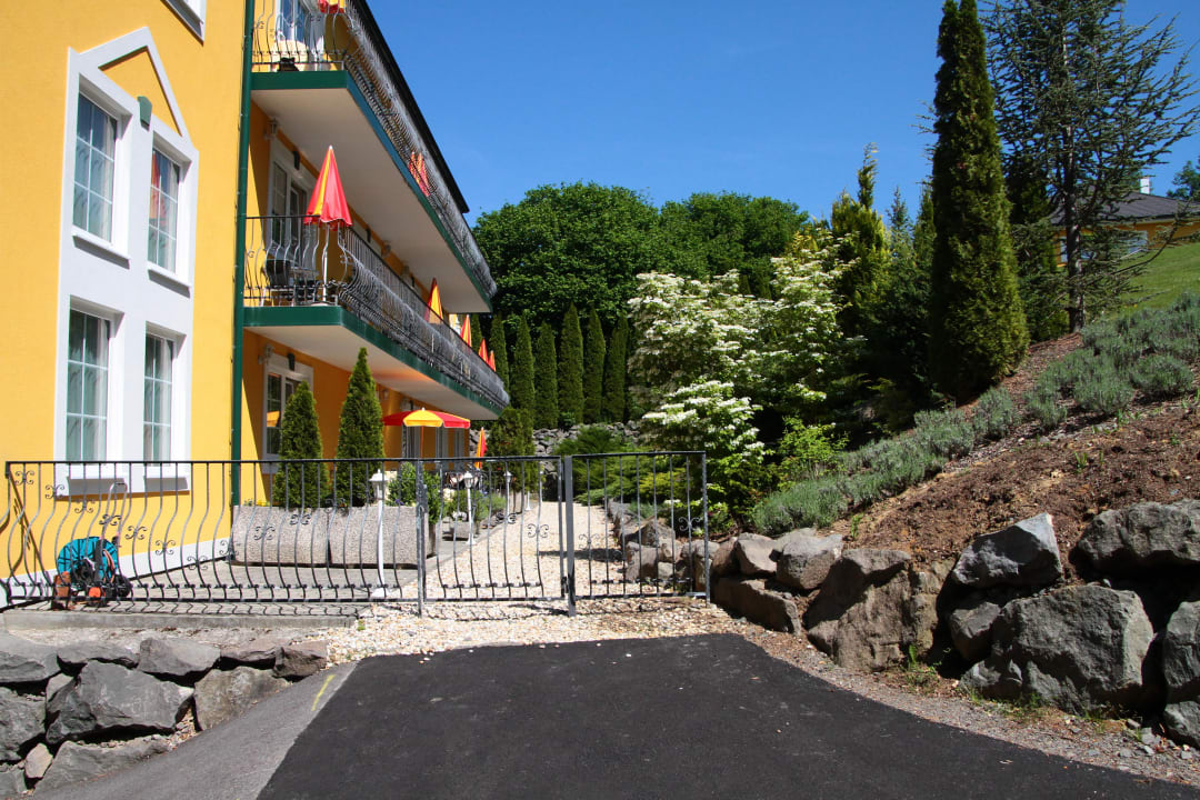 Der offene Sonnenschirm zeigt unsere Terrasse Schlössl Hotel Kindl