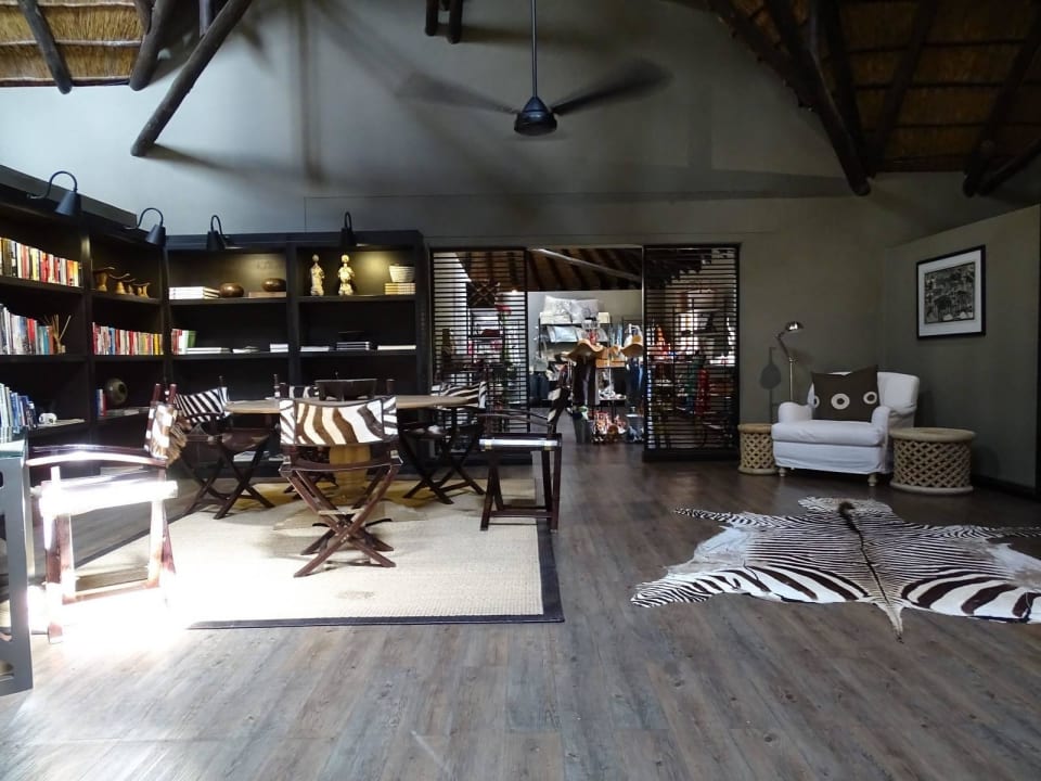 Zum Souvenirshop Hotel Mushara Lodge