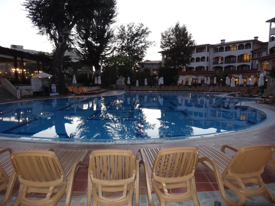 Pool mit Liegen Helena Park