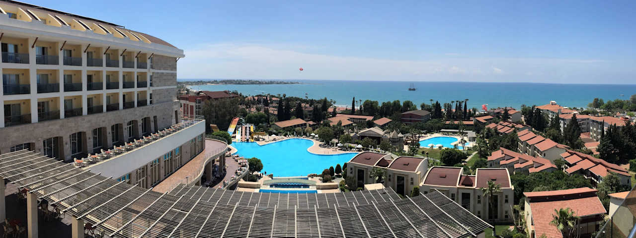 Blick vom 2. OG auf die Hotelanlage und Side Horus Paradise Luxury Resort & Club
